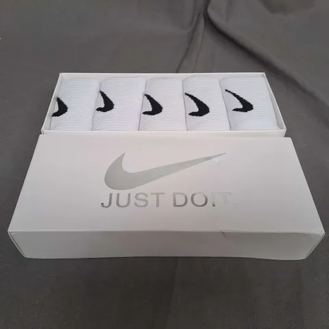 BOXED NIKE CREW SOCKS - X5