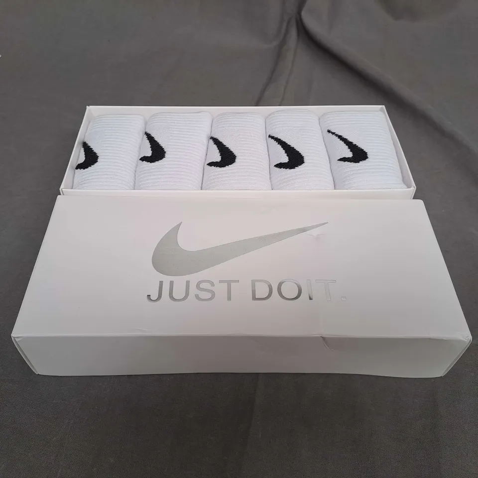 BOXED NIKE CREW SOCKS - X5