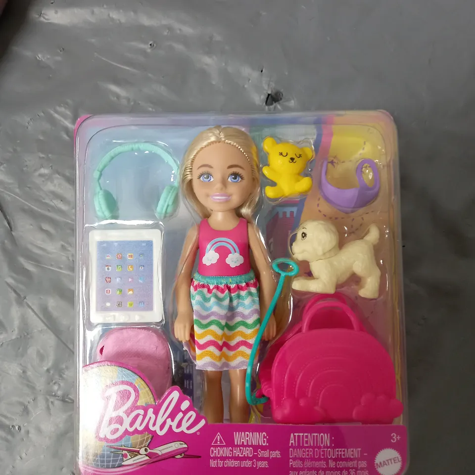 A SELECTION OF GOODS TO INCLUDE A TRAVEL BARBIE AND DOG, A MINNIE MOUSE AIRPLANE AND A SET OF MEASURING SPOONS.