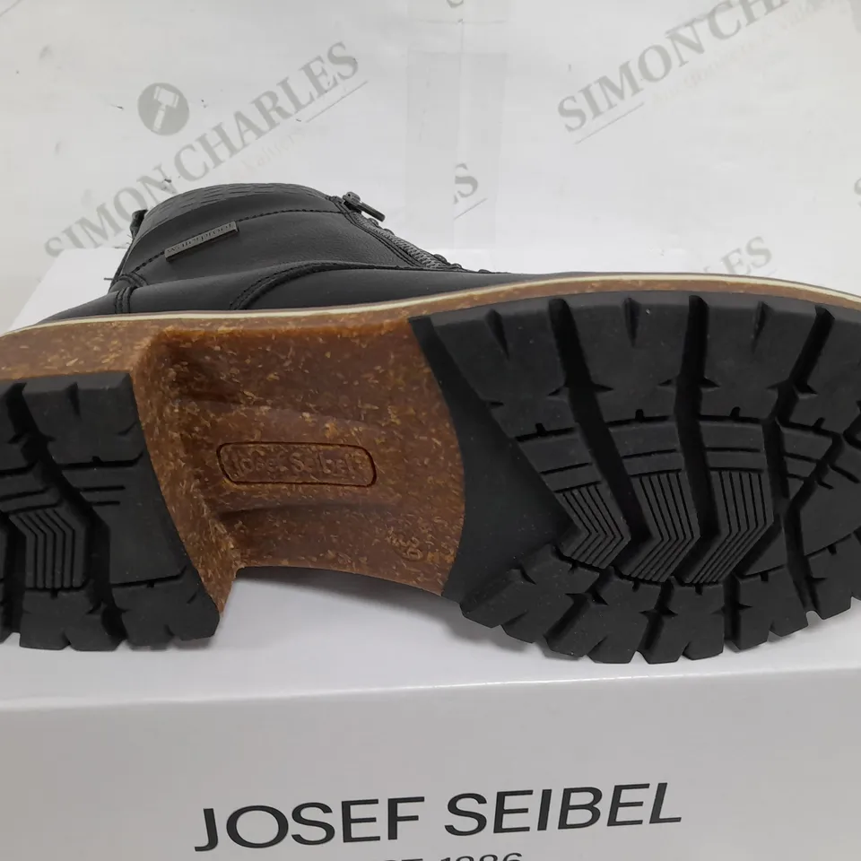 BOXED PAIR OF JOSEF SEIBEL WAYLYNN 02 BOOTS IN BLACK LEATHER - SIZE 39