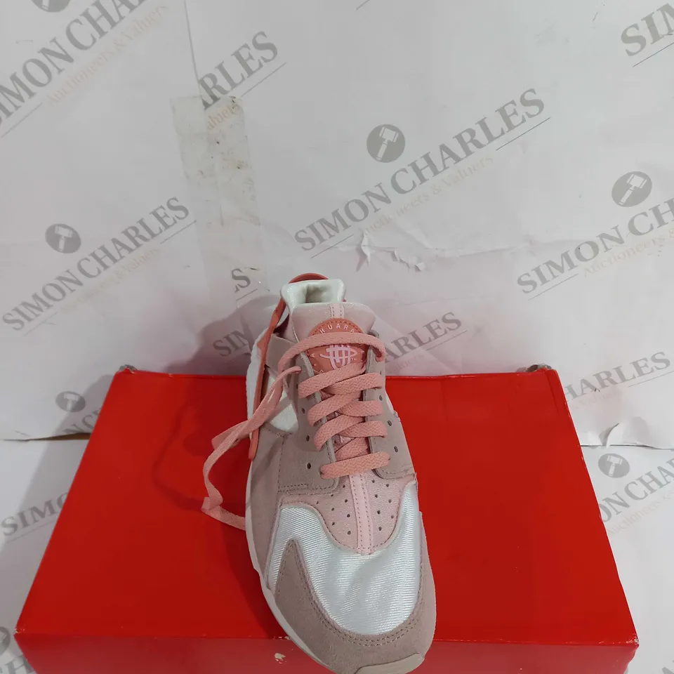 BOXED PAIR OF NIKE AIR HUARCHE MN UK 6.5 