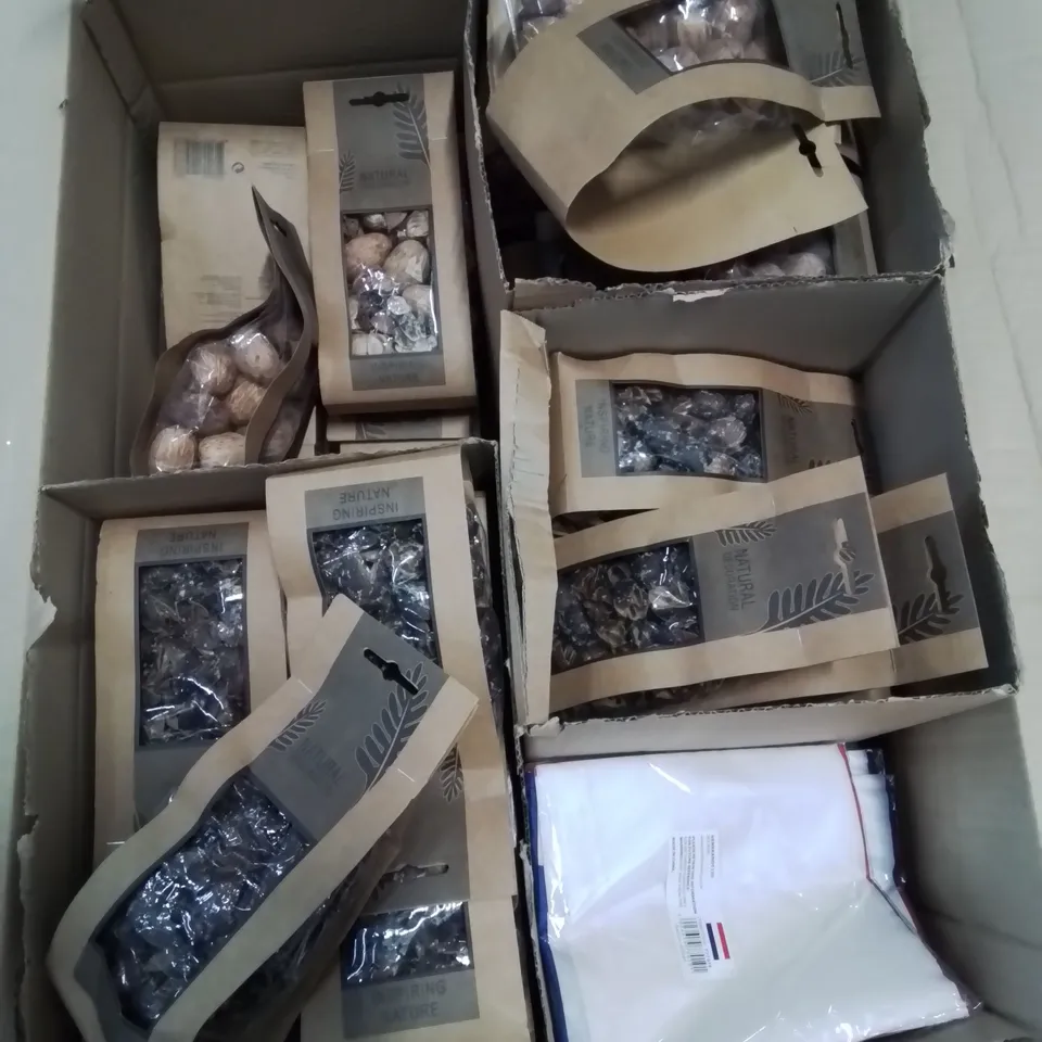 LOT CONTAINING LARGE AMOUNT OF HOLLAND FLAGS AND VARIOUS BAGS OF NATURAL TABLE DECORATION 