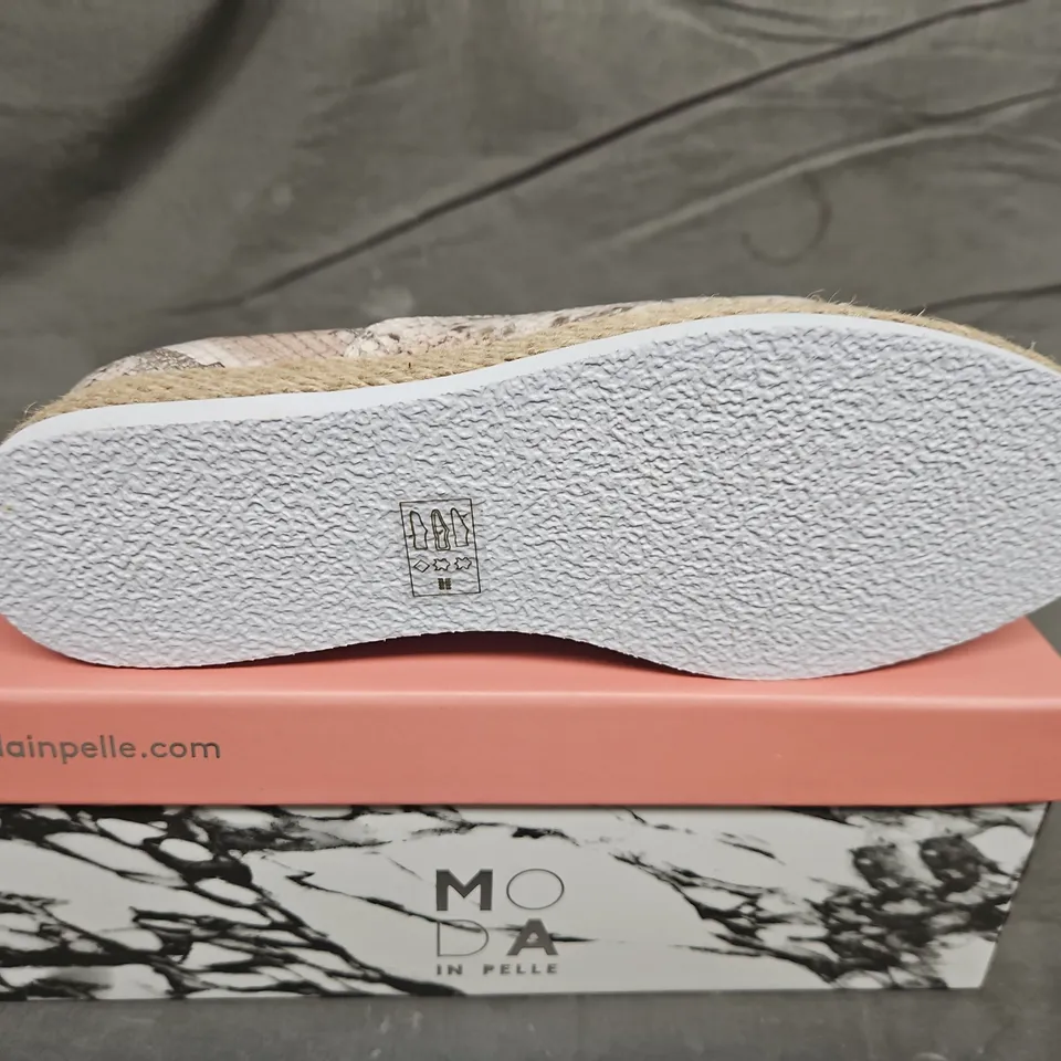BOXED PAIR OF MODA IN PELLE 