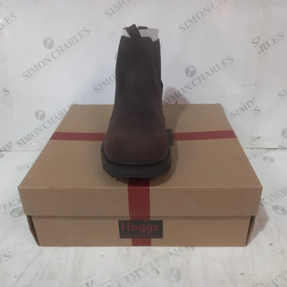 BOXED PAIR OF HOGS ZEUS SAFETY DEALER BOOTS IN CRAZY HORSE BROWN EU SIZE 39