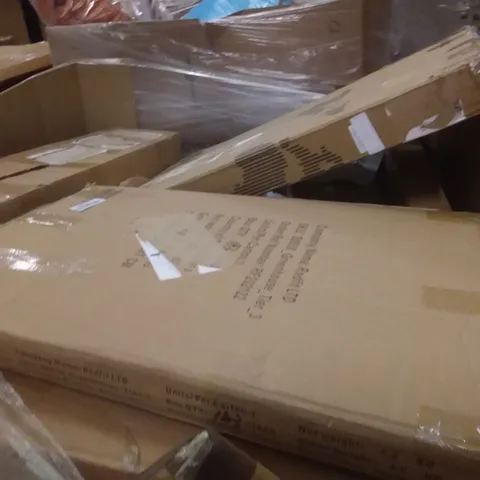 PALLET OF ASSORTED ITEMS INCLUDING OSCILLATING SPRINKLER, TENSION ROD, TELESCOPIC LADDER, SMALL GREENHOUSE KIT