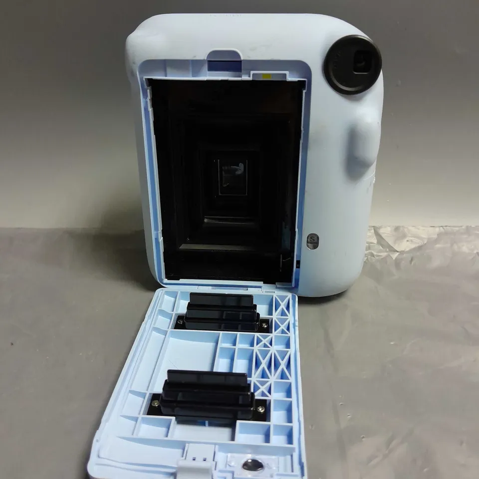 FUJIFILM INSTAX MINI 12 IN PALE BLUE