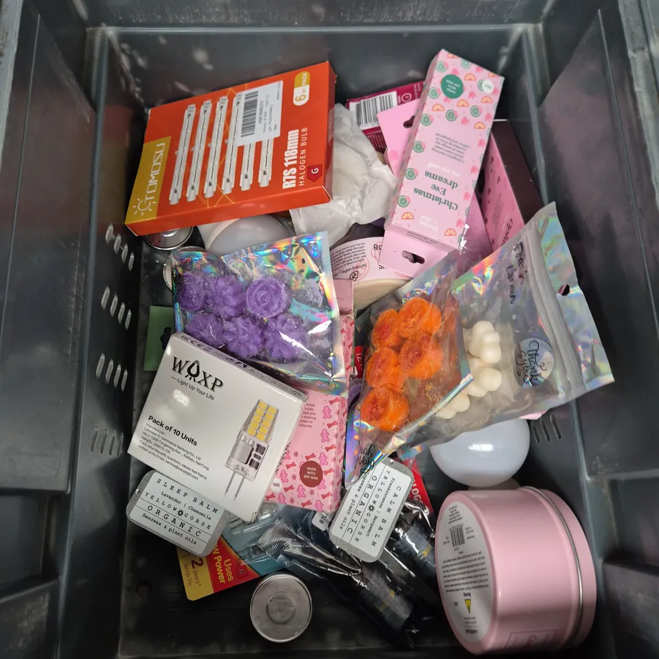 APPROXIMATELY 15 ASSORTED HOUSEHOLD ITEMS TO INCLUDE SCENTED CANDLES, LIGHTS, SOAPS ETC 