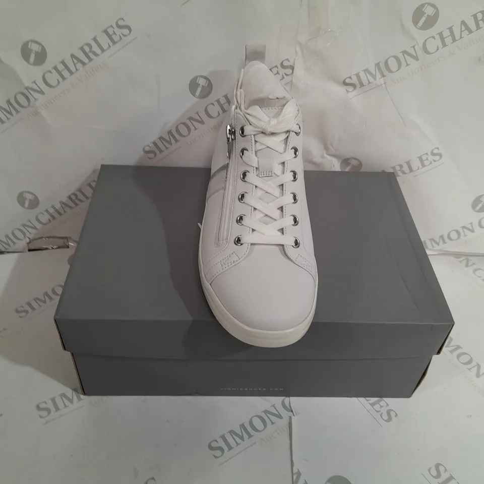 PAIR OF VIONIC STEVIE TRAINERS WHITE SIZE 7