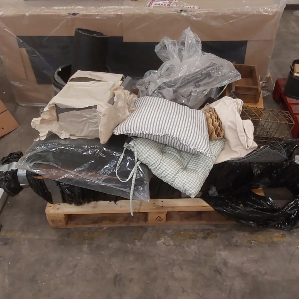 PALLET CONTAINING A LARGE QUANTITY OF ASSORTED GARDEN/HOME FURNITURE AND DECORATION PARTS