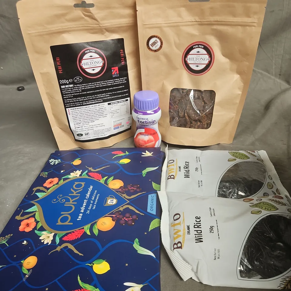 TOTE OF APPROXIMATELY 11 ASSORTED FOOD AND DRINK ITEMS TO INCLUDE BEEF JERKY , PUKKA TEA ADVENT CALENDAR , WILD RICE , ETC 