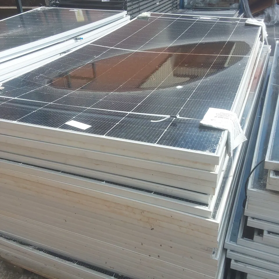 PALLET CONTAINING A VERY LARGE QUANTITY OF SOLAR PANELS