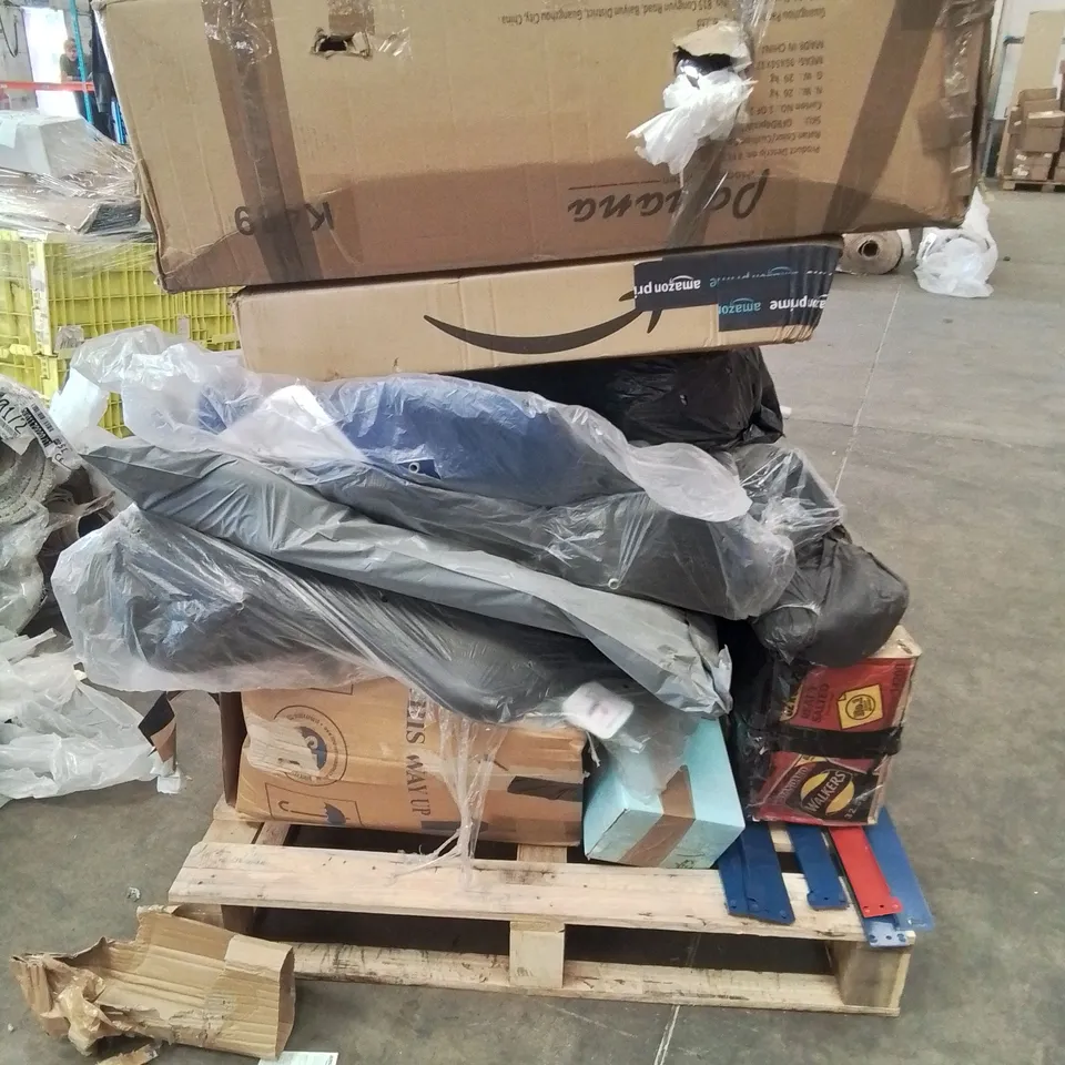 A PALLET OF VARIOUS FURNITURE PARTS GAMING CHAIRS AND ELECTRONIC HOUSEHOLD ITEMS