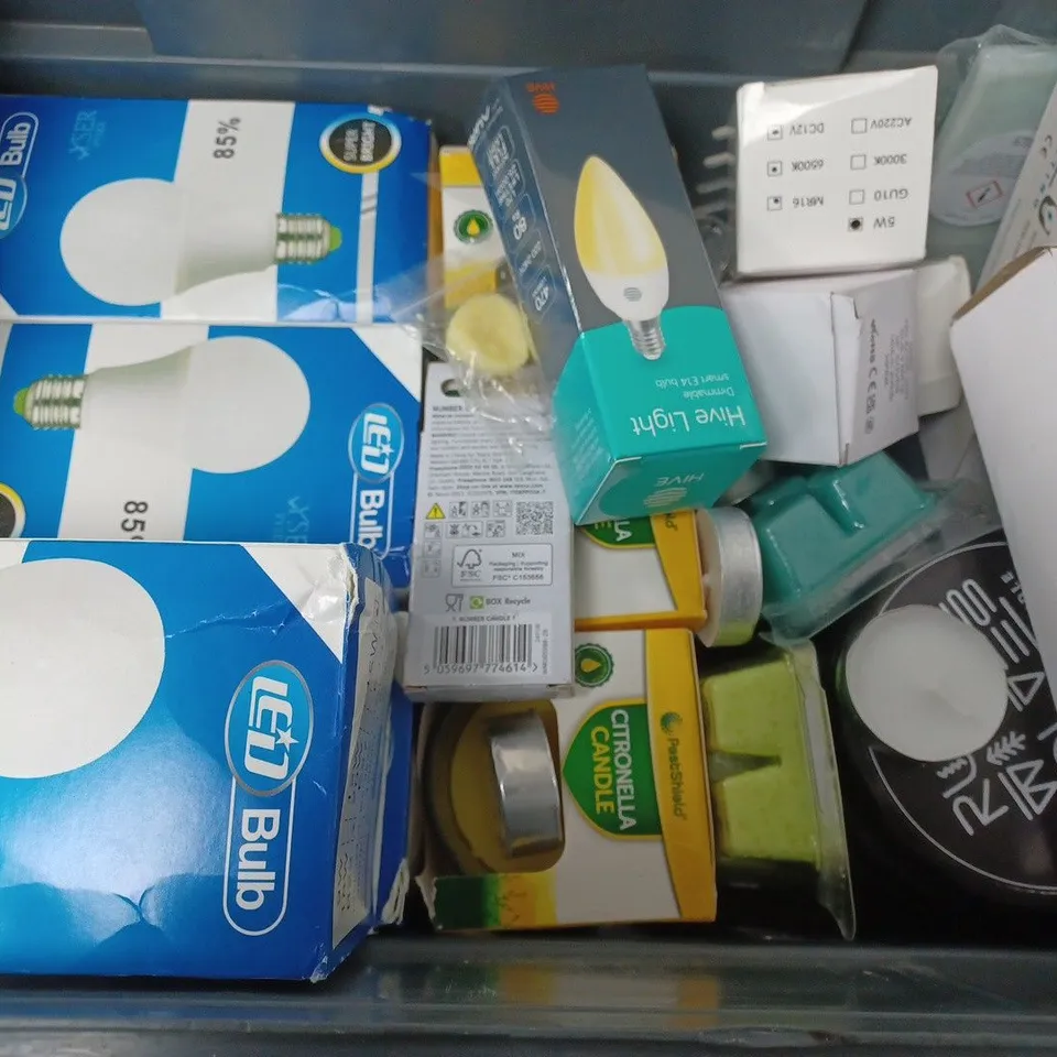BOX OF APPROXIMATELY 15 ASSORTED ITEMS TO INCLUDE - CITRONELLA CANDLE , LED BULB , SASSY SHOP WAX RASPBERRY LEMONADE ETC