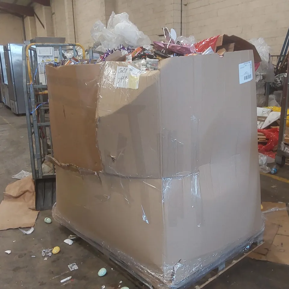 PALLET CONTAINING A VERY LARGE QUANTITY OF ASSORTED LOOSE PARTY ITEMS INCLUDING: GIFT BAGS, HALLOWEEN DECORATIONS, CHRISTMAS CRACKERS ECT