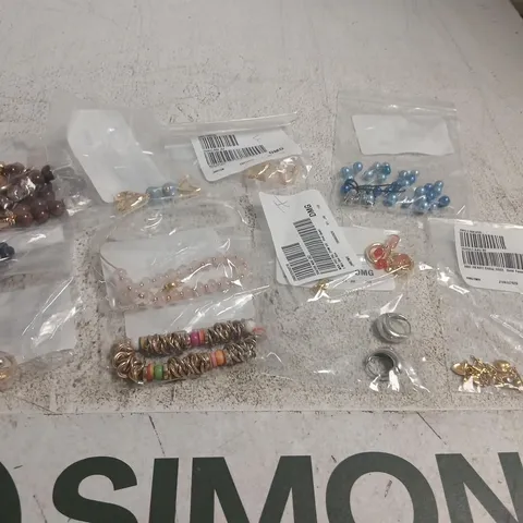 APPROXIMATELY 13 ITEMS OF ASSORTED JEWELLERY TO INCLUDE; KIM OWL NECKLACE, HEART CHARM BRACELET AND CLUSTER NECKLACE