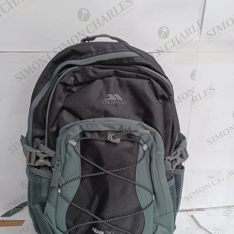 TRESPASS ALBUS CASUAL BACKPACK IN BLACK & ASH