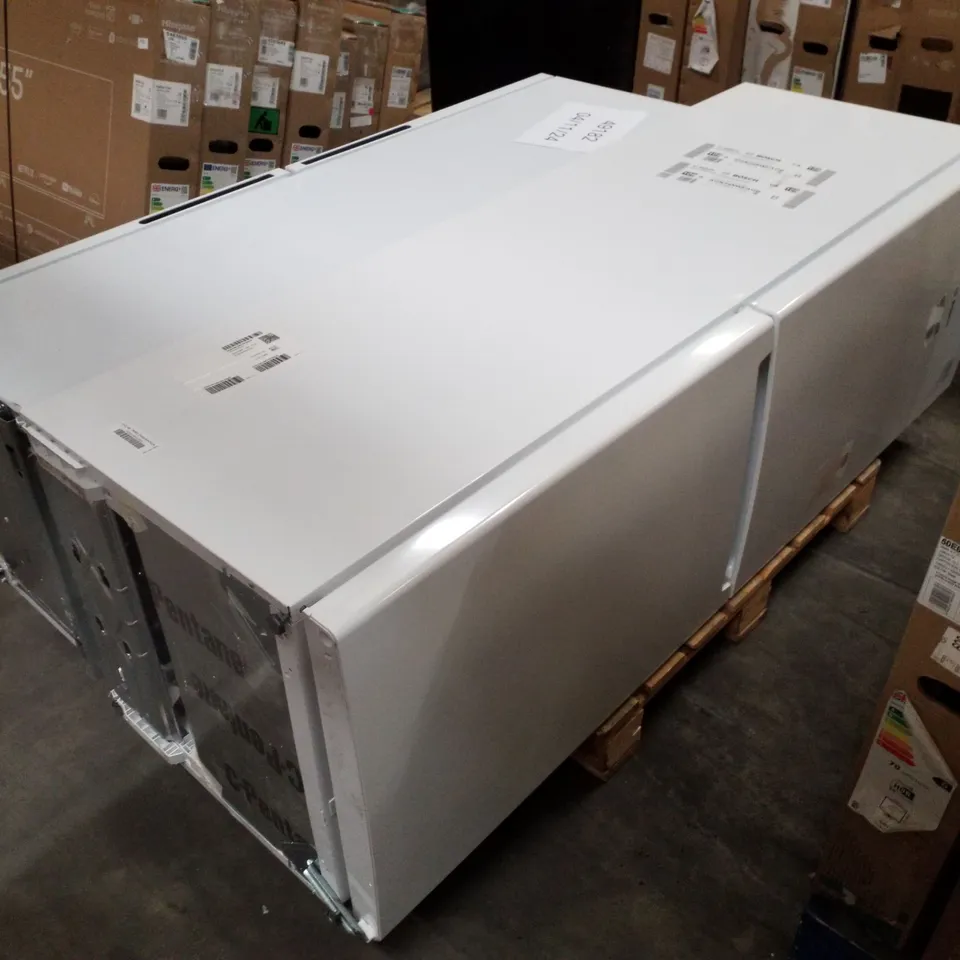 PALLET CONTAINING BOSCH & CANDY FREE STANDING FRIDGE FREEZERS