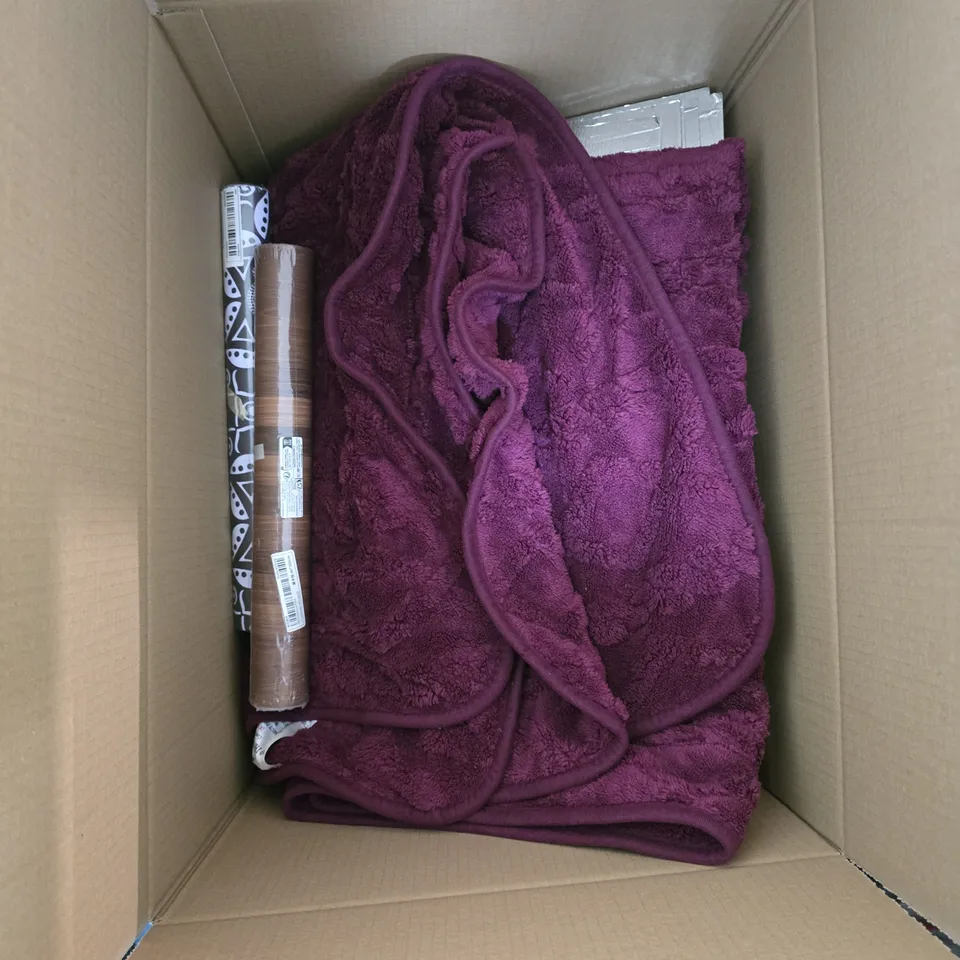 LARGE QUANTITY OF ASSORTED ITEMS TO INCLUDE WALLPAPER ROLLS,PILLOW, TOTE BAG, KNITTING YARN, ETC - COLLECTION ONLY