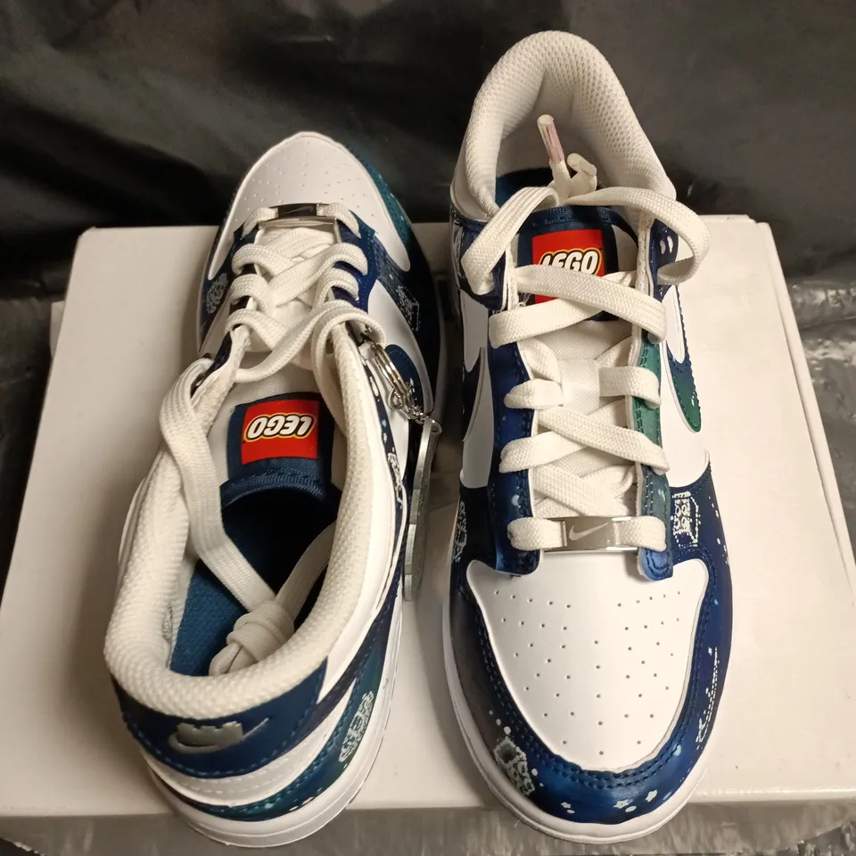 KIDS BOXED NIKE LEGO DUNK LOW TRAINERS IN WHITE/BLUE - UK 2.5