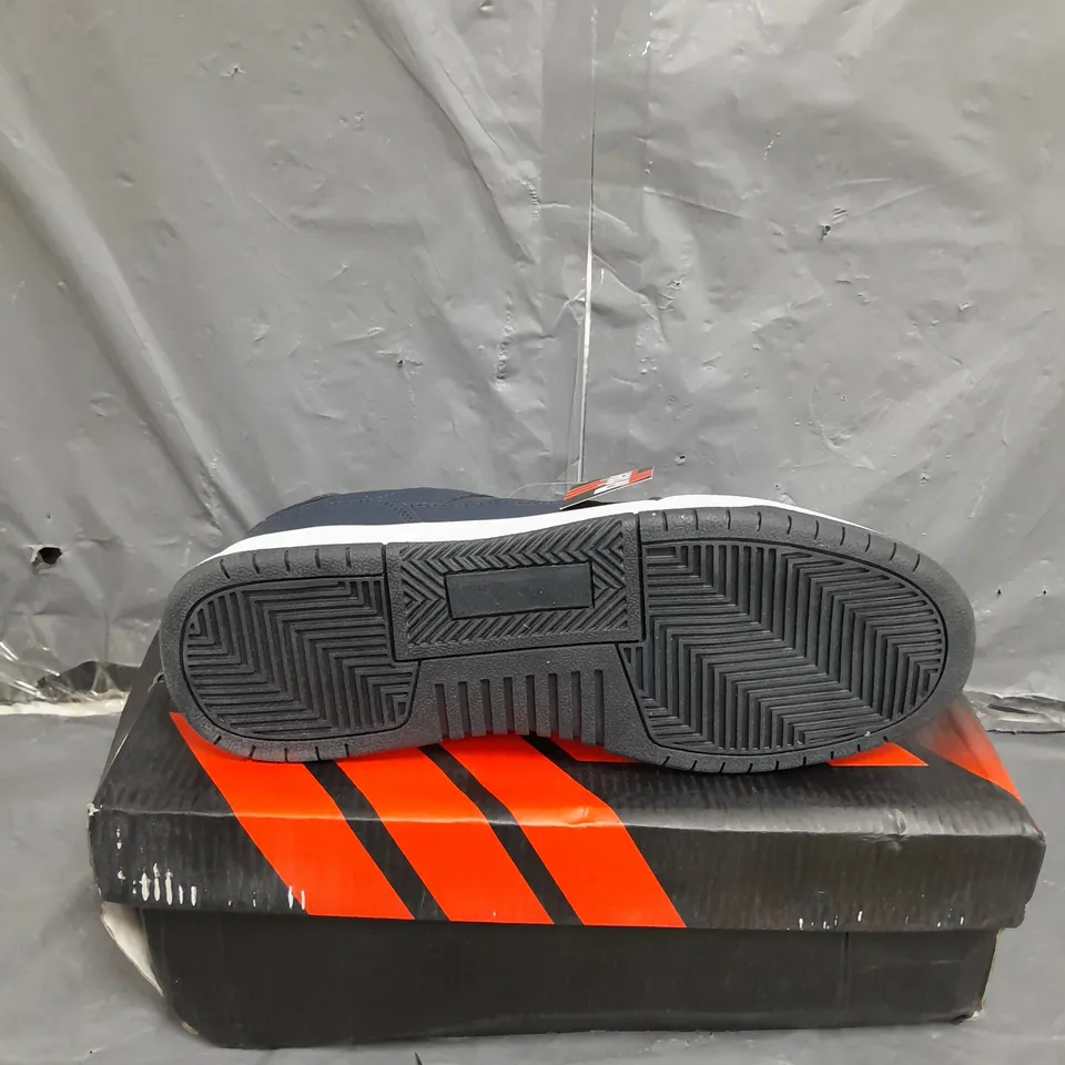 BOX OF RDEK TWIN STRIPE LACE TRAINER SIZE 8 