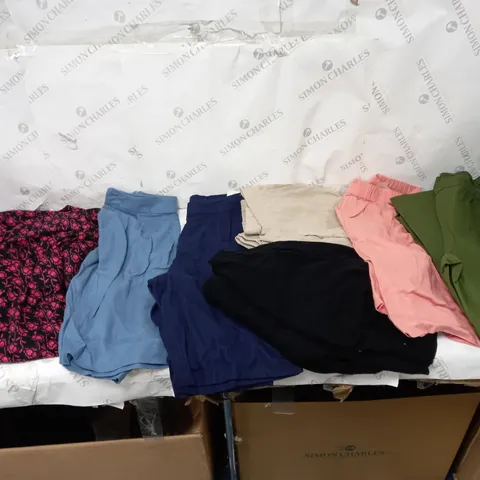 LOT OF APPROXIMATELY 30 CLOTHING PIECES TO INCLUDE ISAACMIZRAHLIVE PANTS, MONSOON FLORAL MEDIUM DRESS, AND JULIEN MACDONALD LADYBUG COAT ETC.