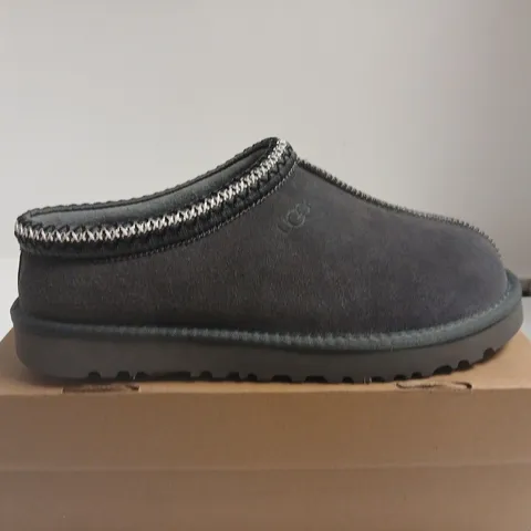 BOXED PAIR OF UGG MEN'S SLIPPERS – UK 11