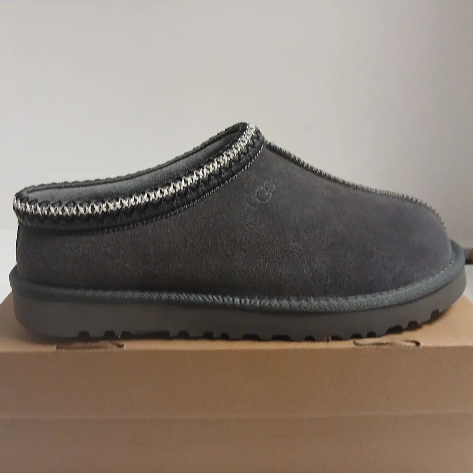 BOXED PAIR OF UGG MEN'S SLIPPERS – UK 11