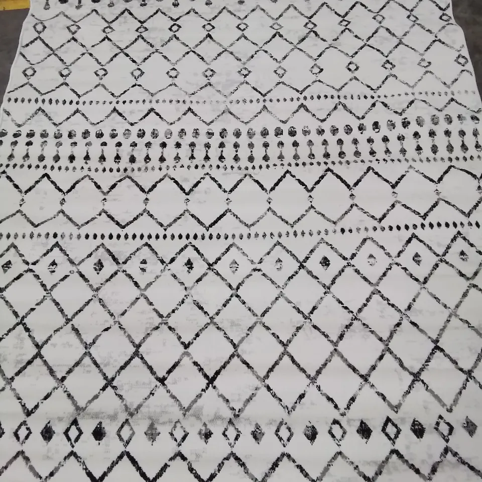 MALENA BLACK AND OFF WHITE COLOUR RUG IN SIZE 6'7X9'