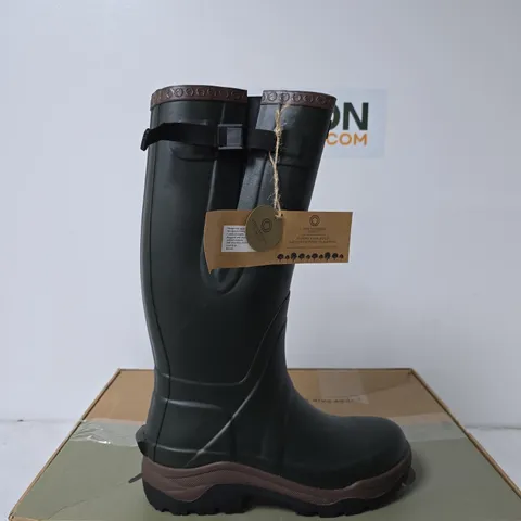 BOXED PAIR OF COTSWOLD COMPASS PREMIUM WELLINGTONS - GREEN - UK 9