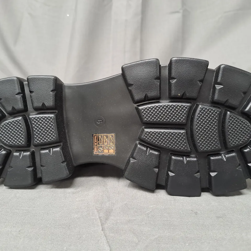BOXED PAIR OF PRETTY LITTLE THING WIDE FIT CHUNKY BOOTS IN BLACK UK SIZE 6