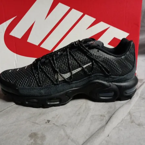 NIKE AIR MAX PLUS UTILITY TRAINERS – BLACK/METALLIC SILVER, UK 6.5 (MEN)