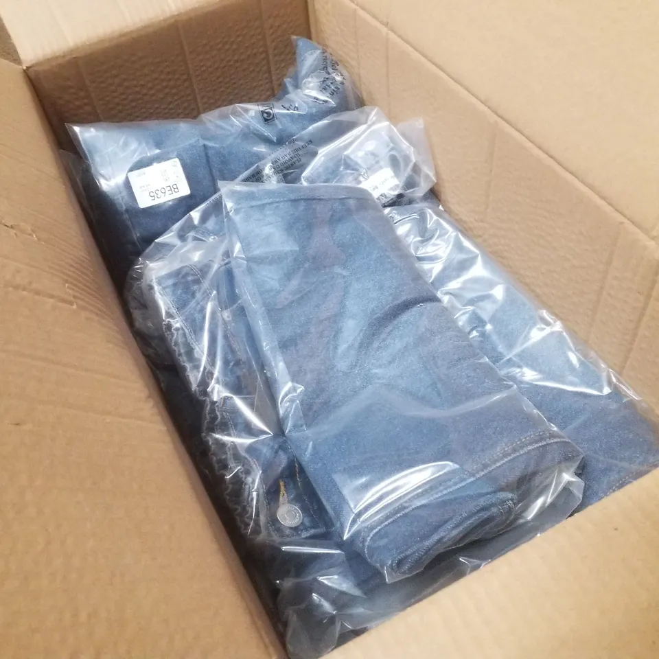 BOX CONTAINING APPROXIMATELY 12 BRAND NEW SIMPLY BE MID BLUE PLEAT DETAIL WIDE LEG JEANS - SIZE 18L