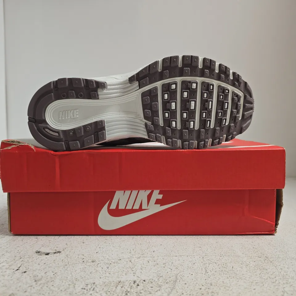 BOXED PAIR OF NIKE P-6000 TRAINERS IN SILVER SIZE UK 2.5