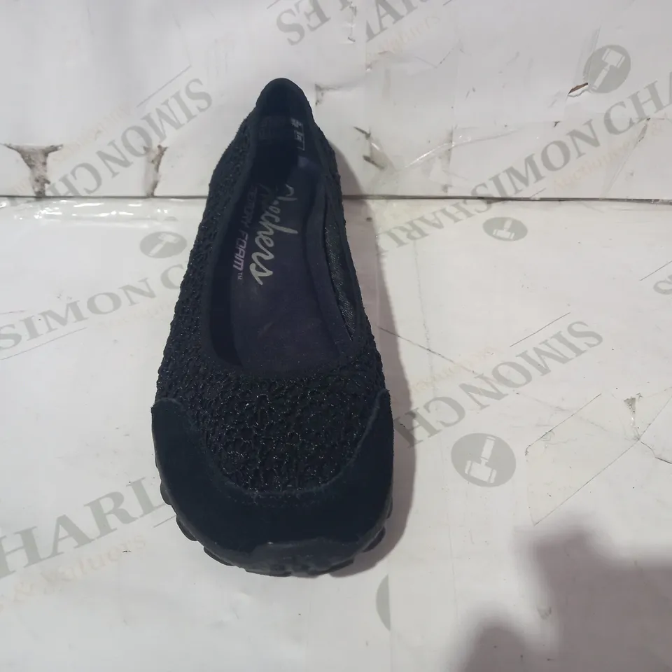 BOXED PAIR OF SKECHERS MEMORY FOAM SHOES IN BLACK UK SIZE 3.5