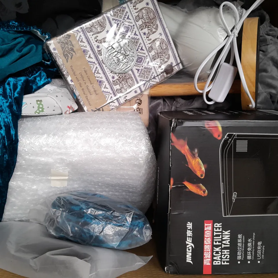 BOX OF APPROXIMATELY 20 ASSORTED HOUSEHOLD ITEMS TO INCLUDE CRIMPIT CRIMPER FOR WRAPS, EASTER DECORATION, ETC