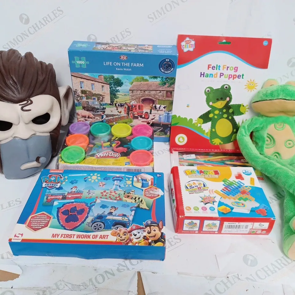 LARGE QUANTITY OF ASSORTED TOYS, GAMES, GIFTS AND NOVELTIES TO INCLUDE RUBBER MONKEY MASK, PLAYDOH, LIFE ON THE FARM 1000PC PUZZLE, ETC