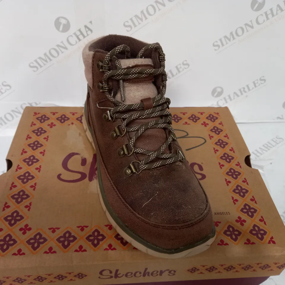 BOXED SKECHERS SYNERGY WARM TECH BOOTS, BROWN - SIZE 4