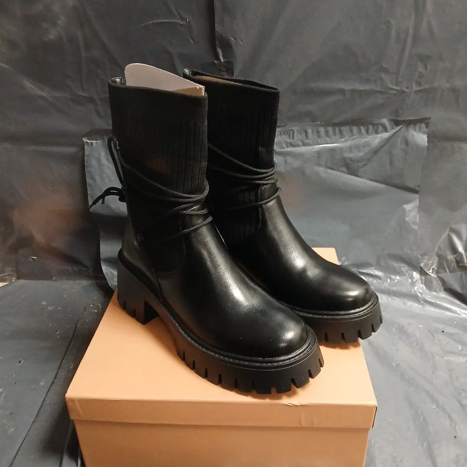 SIMMI LONDON BLACK LEATHER ANKLE BOOTS WITH RIBBED KNIT SOCK SHAFT AND CHUNKY LUG SOLE UK SIZE 7