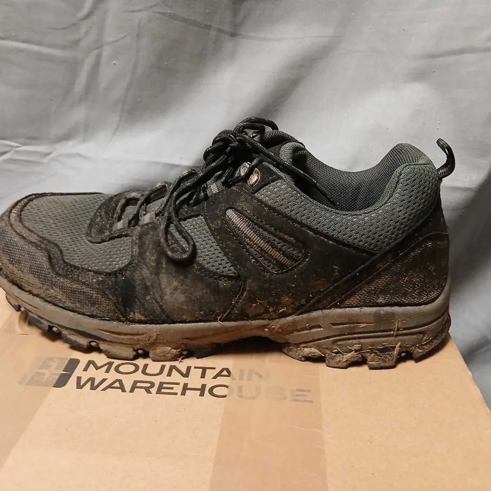 MOUNTAIN WAREHOUSE MCLEOD WIDE FIT OUTDOOR WALKING SHOE – UK 9 – JET BLACK