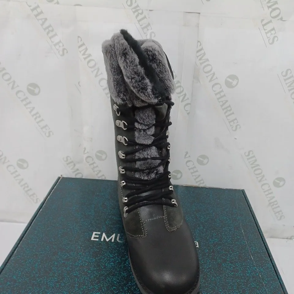 BOXED PAIR OF EMU ALL WEATHER ORICA HI WATERPROOF BOOTS IN DARK GREY SIZE 6 