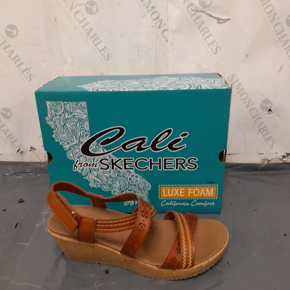 SKETCHERS CALI WOMENS SIZE 10 WEDGE HEEL SANDALS 