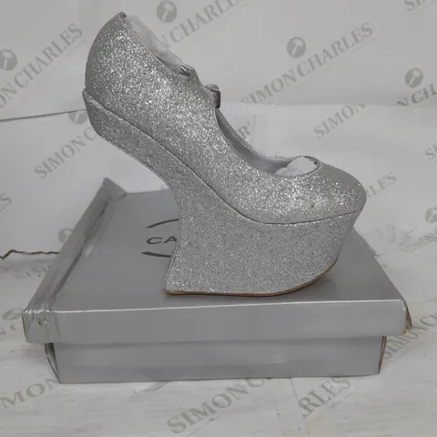 BOXED PAIR OF CASANDRA PLATFORM STRAP SHOE IN SILVER GLITTER SIZE 5