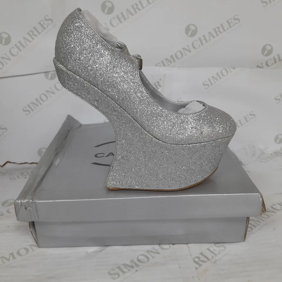 BOXED PAIR OF CASANDRA PLATFORM STRAP SHOE IN SILVER GLITTER SIZE 5