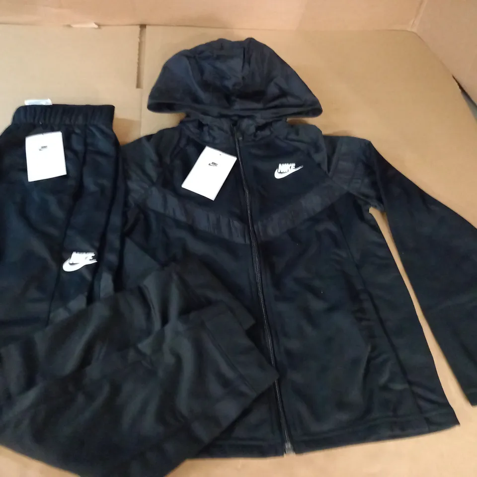 NIKE YOUTH UNISEX TRACKSUIT IN BLACK - M