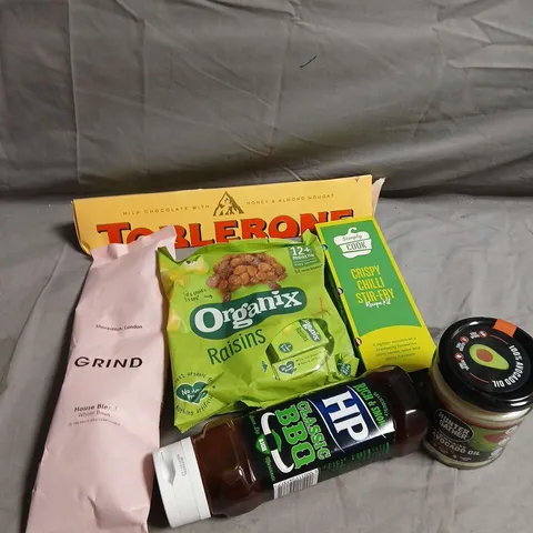 APPROXIMATELY 10 ASSORTED FOOD/DRINK PRODUCTS TO INCLUDE TOBLERONE BAR, HP BBQ SAUCE, GRIND COFFEE ETC 