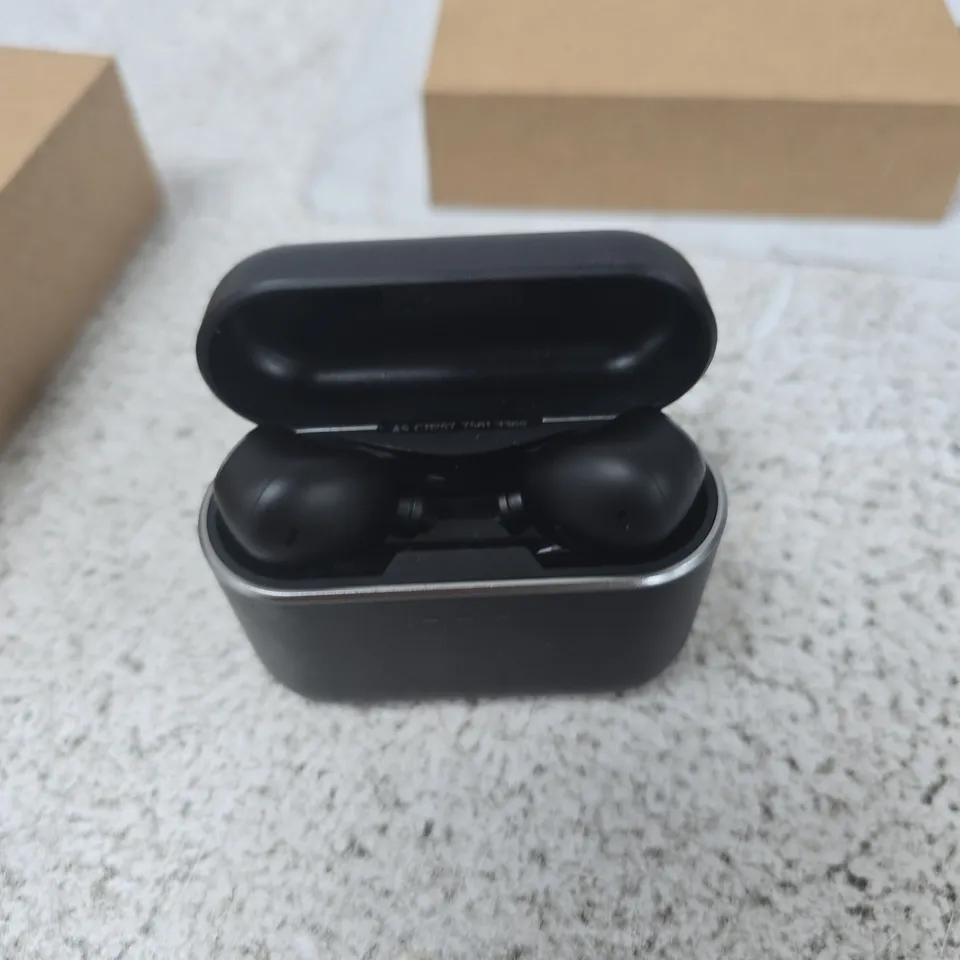 CAMBRIDGE EARBUDS IN CHARGING CASE (TRUE WIRELESS) – BOXED 