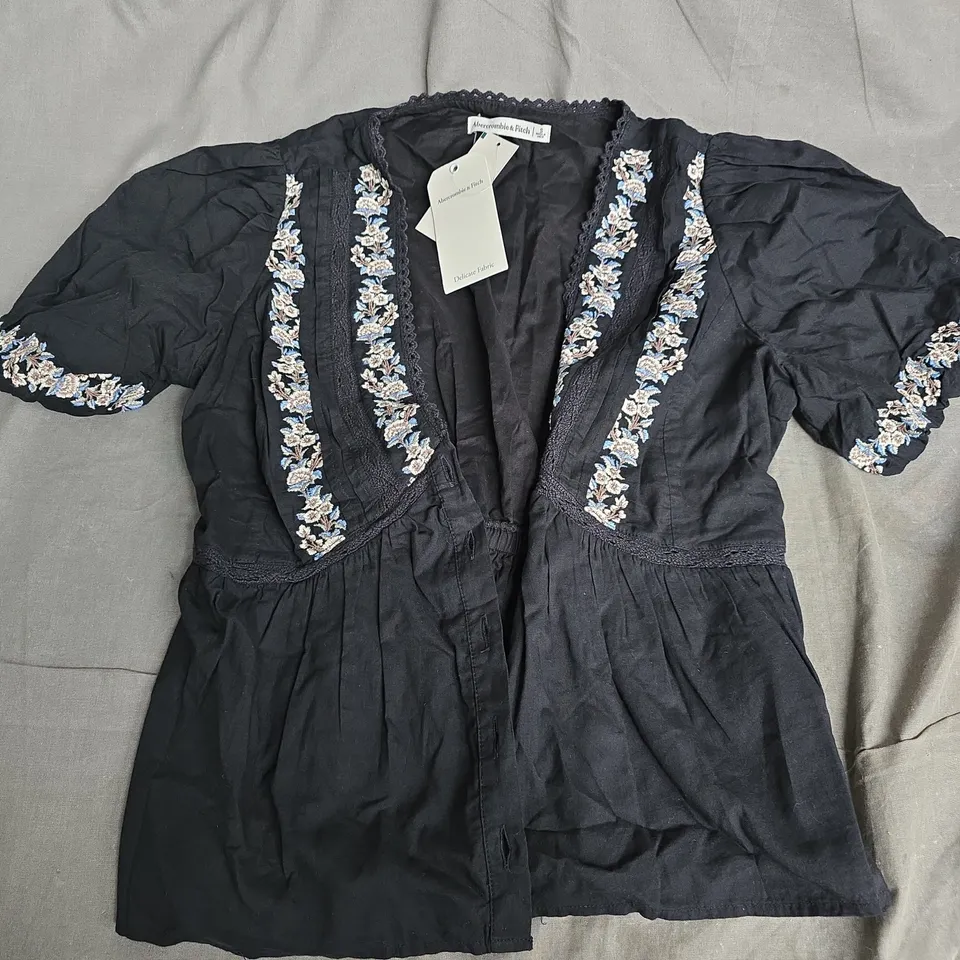 ABERCROMBIE & FITCH BLACK EMBROIDERED BLOUSE – SMALL