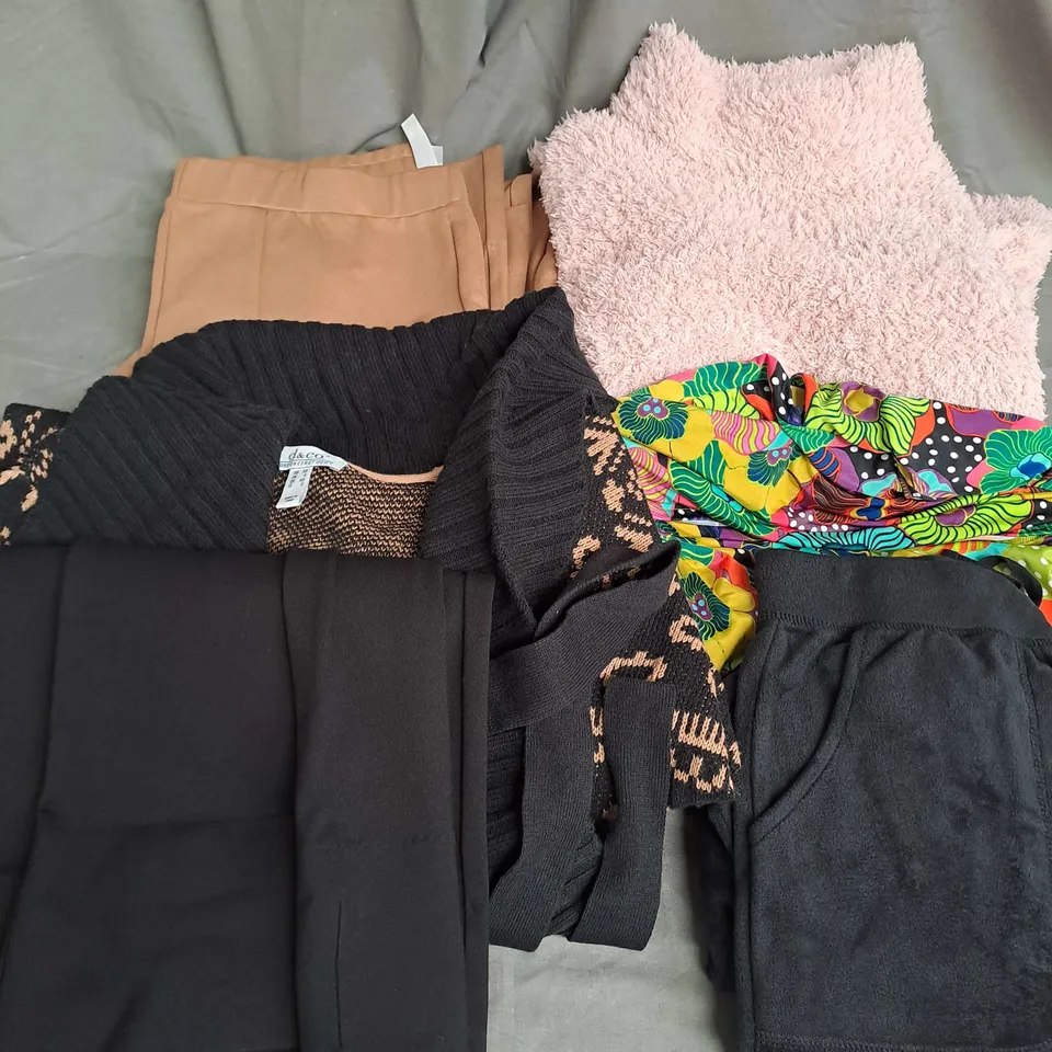 BOX OF APPROX 20 ASSORTED CLOTHING ITEMS TO INCLUDE - JUMPERS, TROUSERS, CARDIGANS ETC