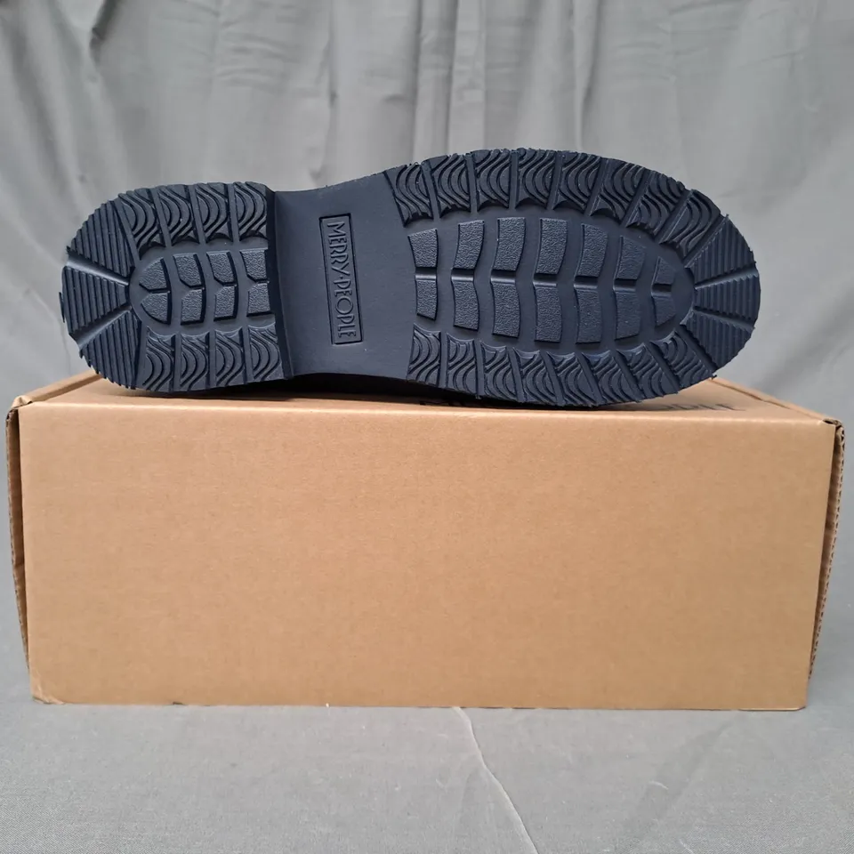 BOXED PAIR OF MERRY PEOPLE BOBBI BOOTS IN NAVY/TAN UK SIZE 6