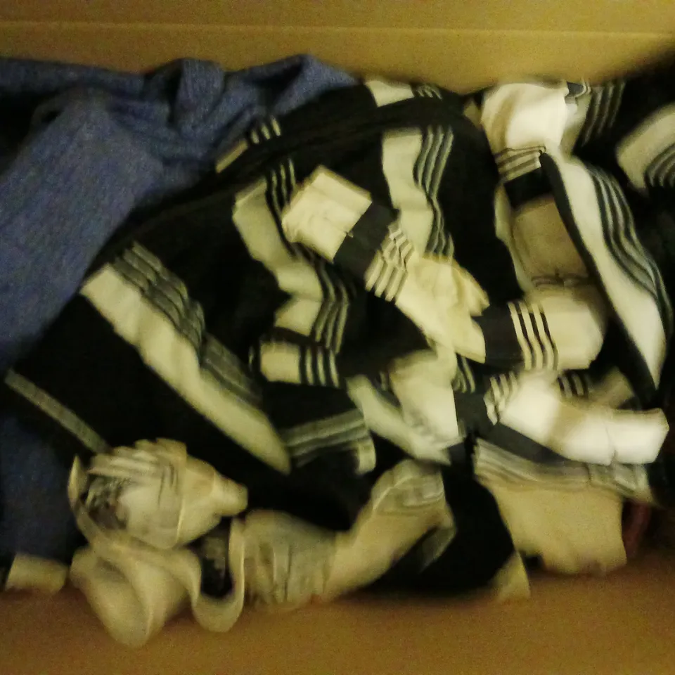 BOX OF APPROXIMATELY 10 ASSORTED CLOTHING AND FASHION ITEMS IN VARIOUS STYLES, SIZES, AND COLOURS / COLLECTION ONLY 